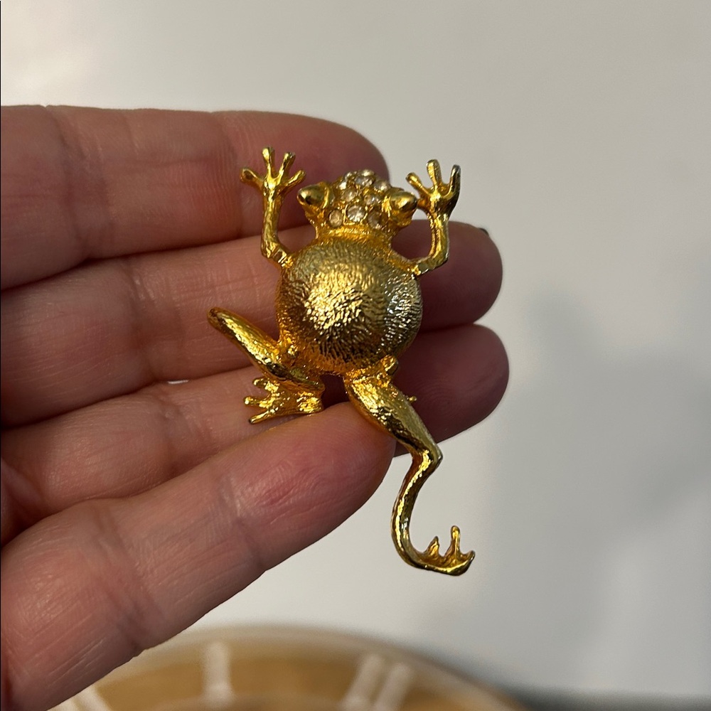 Vintage M Jent Textured Gold Tone Rhinestone Frog Brooch pin - Picture 8 of 13